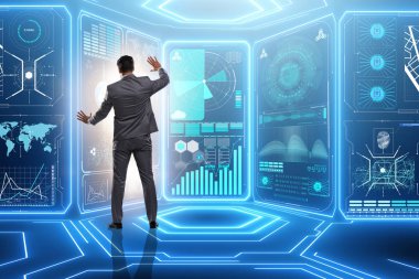 Veri madenciliğinde sanal düğmeye basan adam