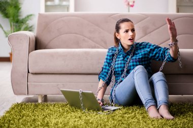 Dizüstü bilgisayara ve internete bağımlı genç kız