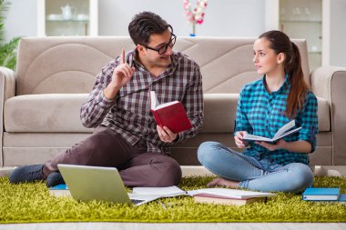 Üniversite sınavlarına hazırlanan öğrenciler