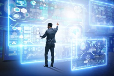 Büyük veri arayan iş adamı