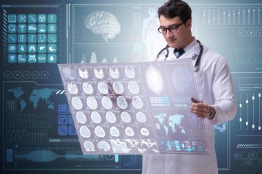 Erkek doktor beyin taraması sonuçlarını inceliyor.
