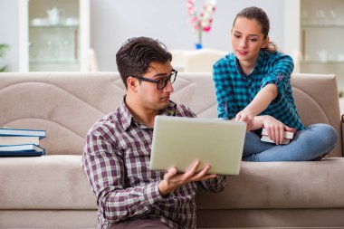 Üniversite sınavlarına hazırlanan öğrenciler