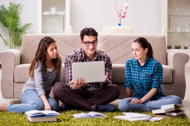 Üniversite sınavlarına hazırlanan öğrenciler