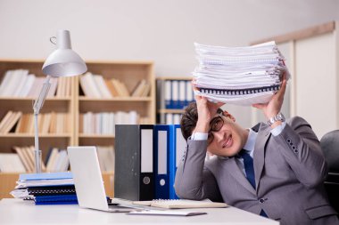 İşadamı kağıt yığınlarıyla boğuşuyor