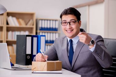 İşadamı görevinde paket alıyor