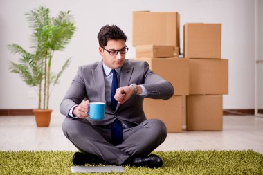 Ofis katında oturan iş adamı.