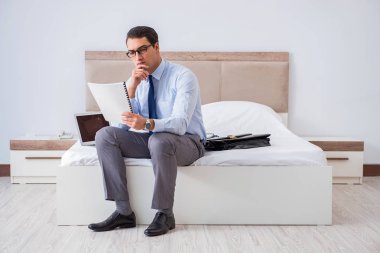 Seyahat sırasında otel odasında bir iş adamı.