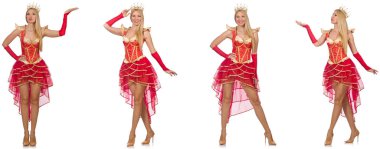 Kırmızı elbiseli kadın beyaz giyindi.