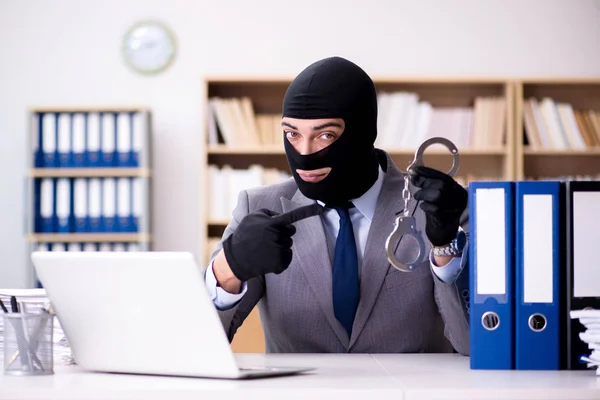 Pengusaha kriminal memakai balaclava di kantor — Stok Foto