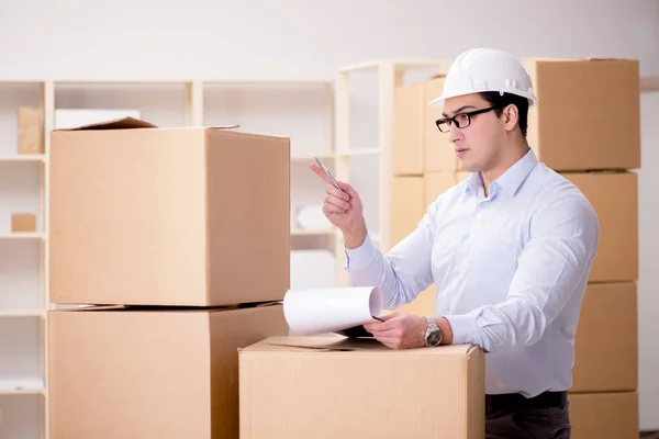 Man working in box delivery relocation service — Stock Photo, Image