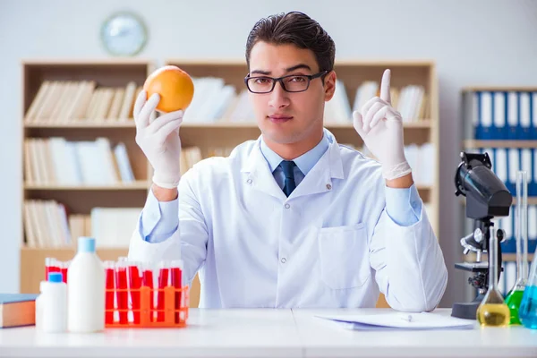 Forskare som arbetar med ekologiska frukter och grönsaker — Stockfoto