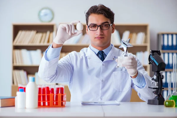 Doutor cientista recebendo prêmio por sua descoberta de pesquisa — Fotografia de Stock