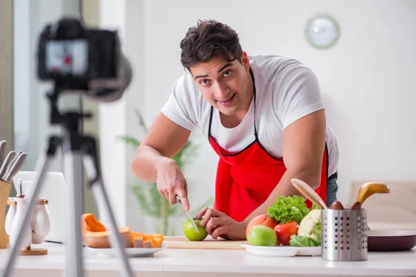 Blogger de comida trabalhando na cozinha — Fotografia de Stock