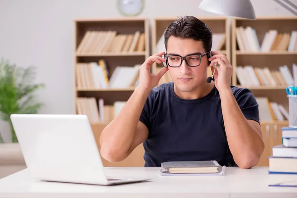 Jeune freelance travaillé sur ordinateur — Photo