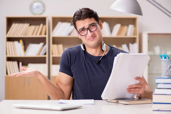 Unzufriedener Student mit zu viel zum Lernen — Stockfoto