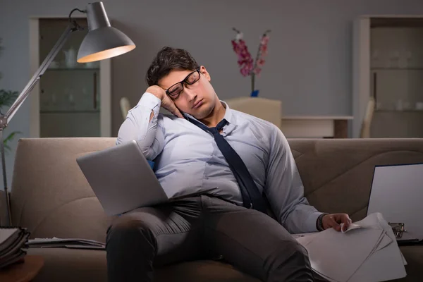 Empresario adicto al trabajo trabajando hasta tarde en casa — Foto de Stock