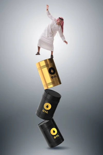 石油バレルのバランスを失うアラブのビジネスマン — ストック写真