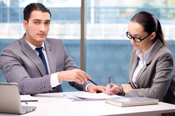 Geschäftsleute diskutieren im Büro — Stockfoto