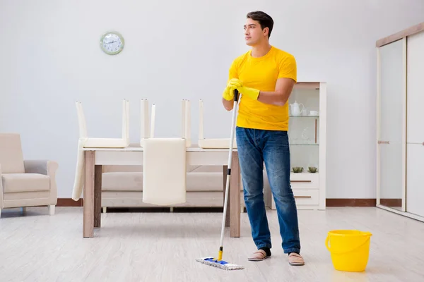 Mężczyzna sprzątający dom pomagający żonie — Zdjęcie stockowe