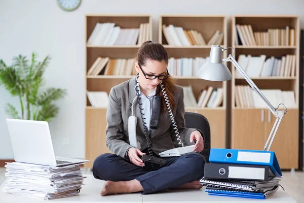 Occupé femme d'affaires en colère assis sur le bureau dans le bureau — Photo