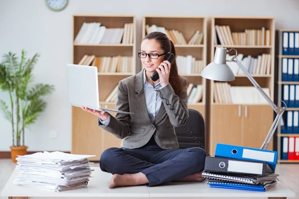 Ofisteki masada oturan kızgın iş kadını.