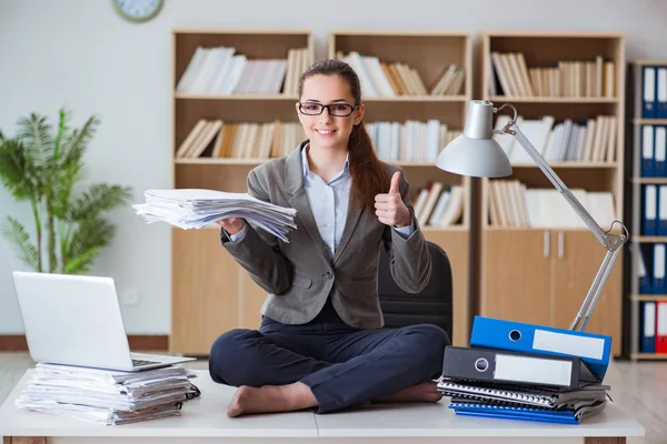 Occupé femme d'affaires en colère assis sur le bureau dans le bureau — Photo