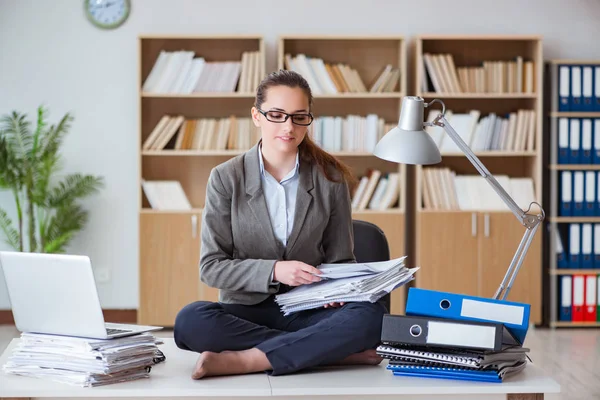 Ofisteki masada oturan kızgın iş kadını.