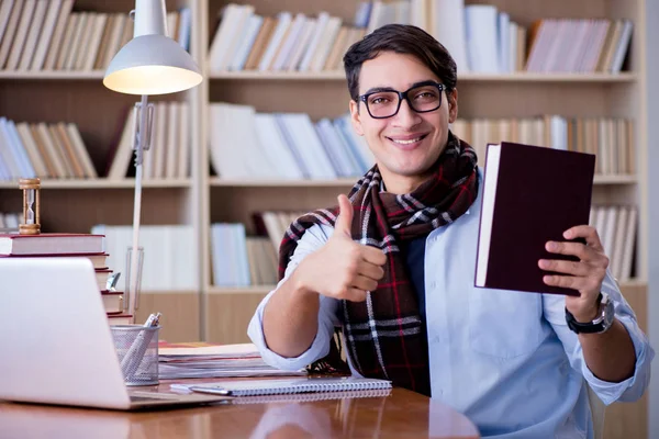 Jeune écrivain travaillant à la bibliothèque — Photo