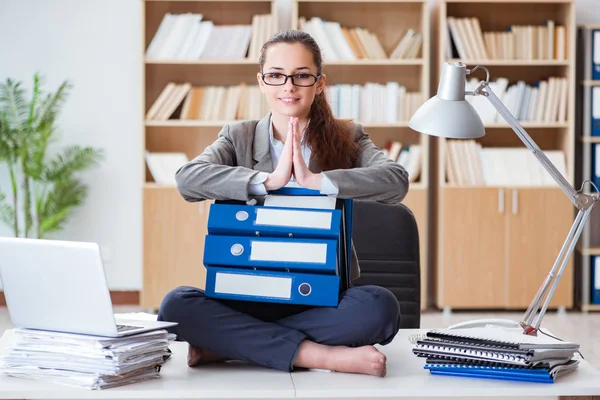 Bizneswoman medytująca w biurze — Zdjęcie stockowe