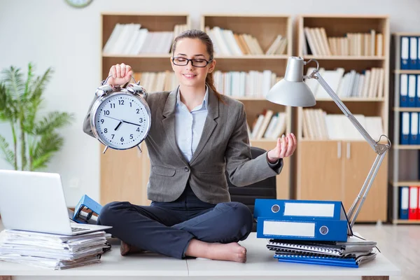 Empresária meditando no escritório — Fotografia de Stock