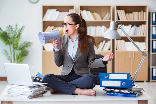Ofisinde hoparlörü olan iş kadını.