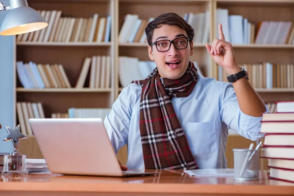 Giovane scrittore di libri che scrive in biblioteca — Foto Stock