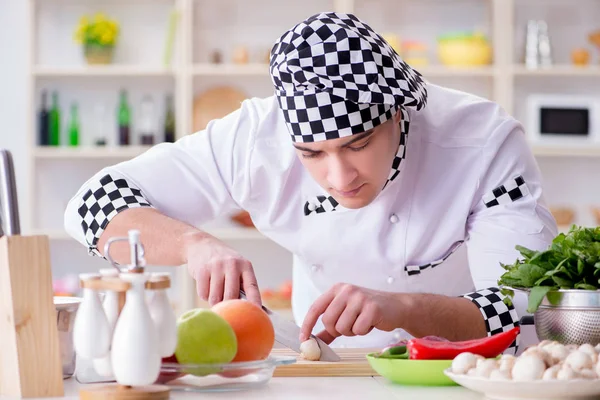 在厨房工作的年轻男性厨师 — 图库照片