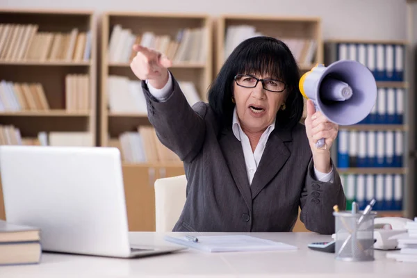 Wütende Geschäftsfrau brüllt mit Lautsprecher — Stockfoto