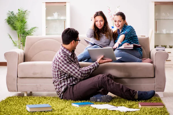 Studenten die zich voorbereiden op universitaire examens — Stockfoto