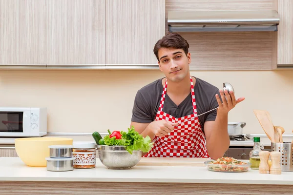 Homem cozinheiro masculino preparar comida na cozinha — Fotografia de Stock