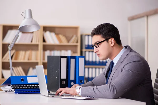 Hombre de negocios que trabaja en la oficina — Foto de Stock