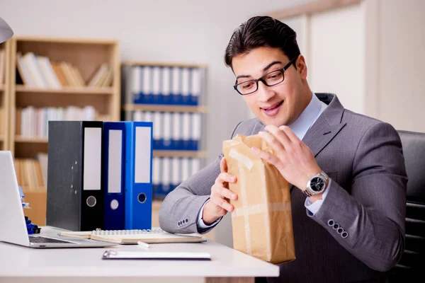 Geschäftsmann erhält Paket im Büro — Stockfoto