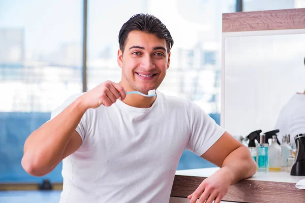 Bonito homem escovando os dentes pela manhã — Fotografia de Stock