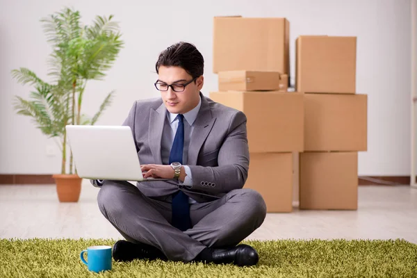 Empresário sentado no tapete no escritório — Fotografia de Stock
