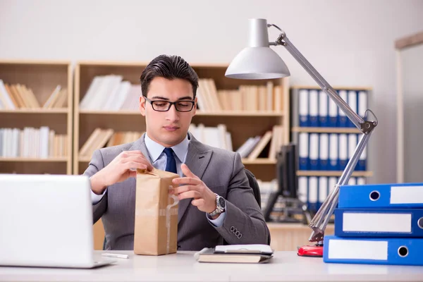 Geschäftsmann erhält Paket im Büro — Stockfoto