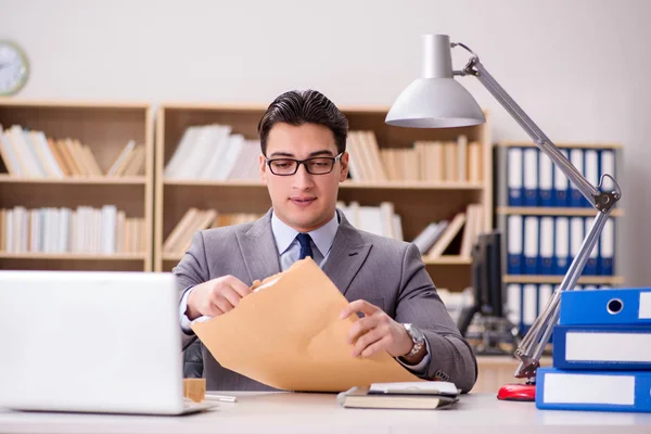 Geschäftsmann erhält Brief im Büro — Stockfoto