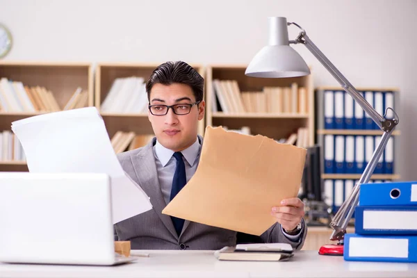 Affärsman som tar emot brev på kontoret — Stockfoto