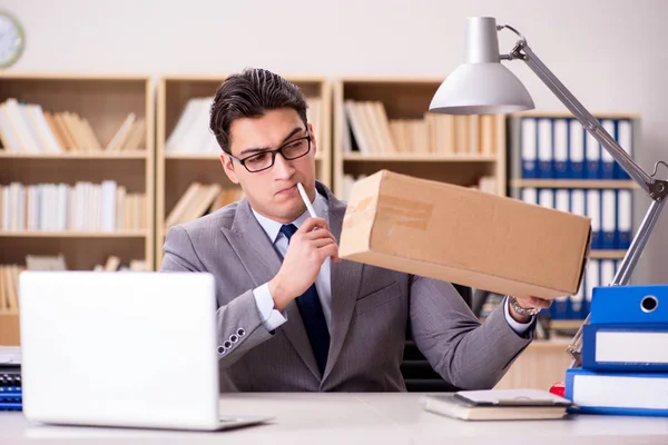 Geschäftsmann erhält Paket im Büro — Stockfoto