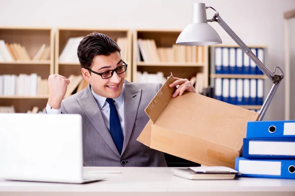 Businessman receiving parcel in office — Stock Photo, Image