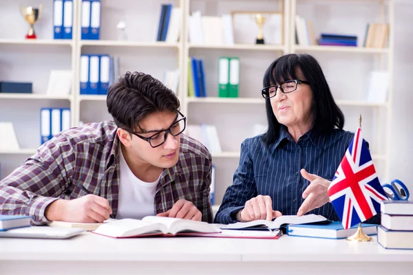 Jonge buitenlandse student tijdens Engelse les — Stockfoto