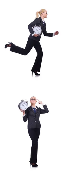 Žena s obrovskými hodinami na bílém pozadí — Stock fotografie