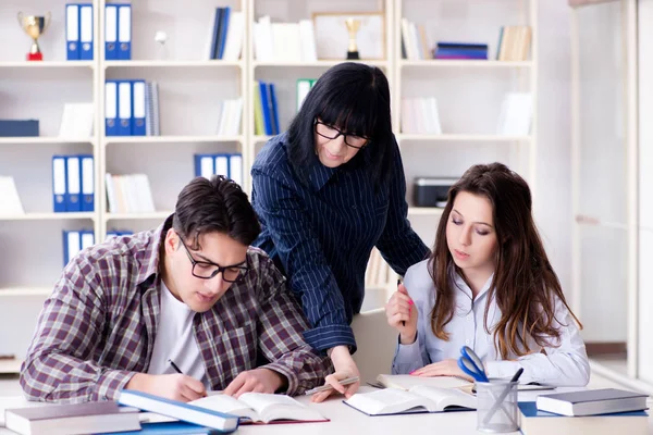 Joven estudiante y profesor durante la lección de tutoría — Foto de Stock