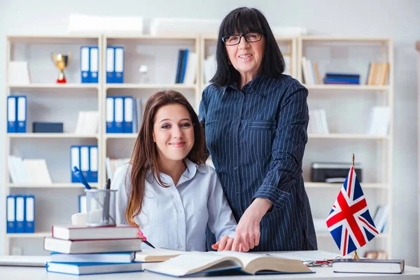 Jonge buitenlandse student tijdens Engelse les — Stockfoto