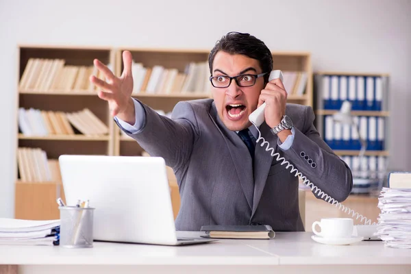 Wütender Geschäftsmann arbeitet im Büro — Stockfoto